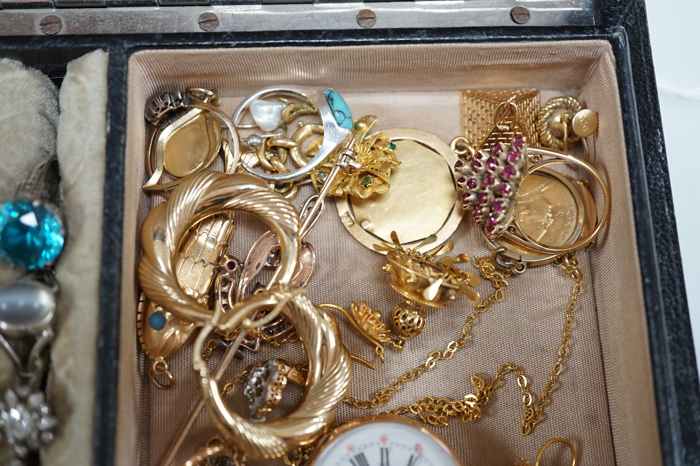 An interesting group of Victorian and later jewellery, including a pair of yellow metal chandelier drop earrings, pair of 9ct gold pear shaped drop earrings, a yellow metal and graduated five stone diamond ring, size N,